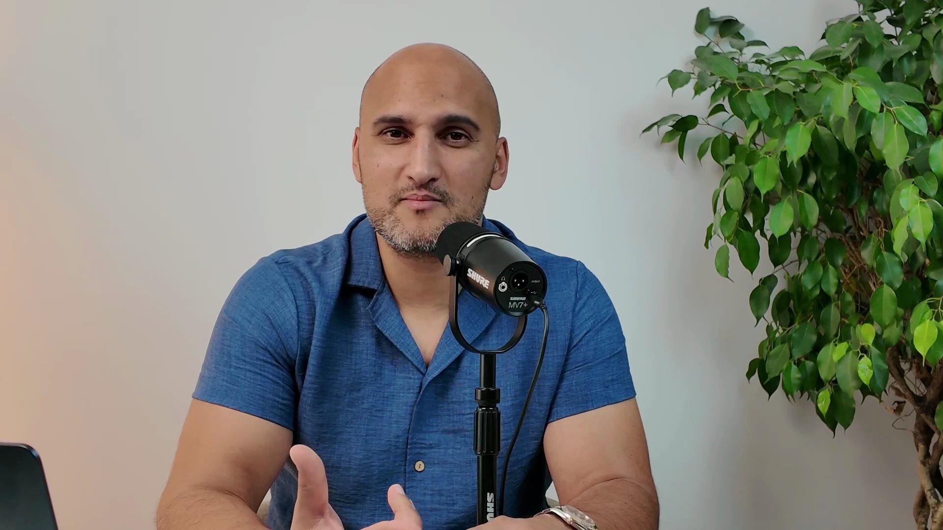 Benjamin GACI, créateur des Entrepreneurs de l’IA, dans son studio vidéo.